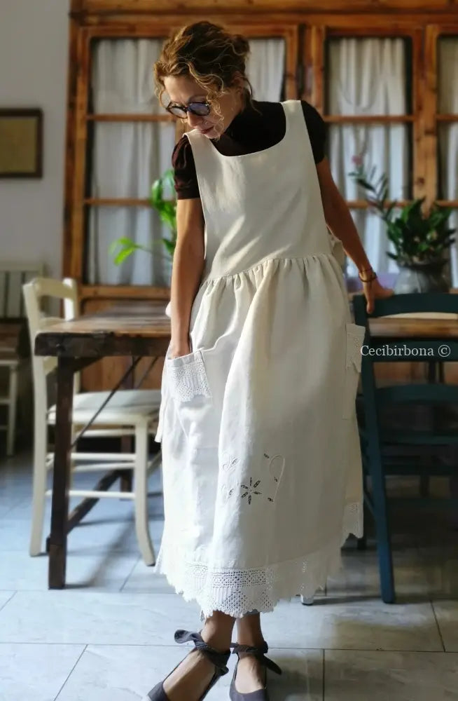 Riservato Grembiule in tessuto antico con monogramma CV e balza all’uncinetto (Ref. 05) grembiule donna tessuti antichi