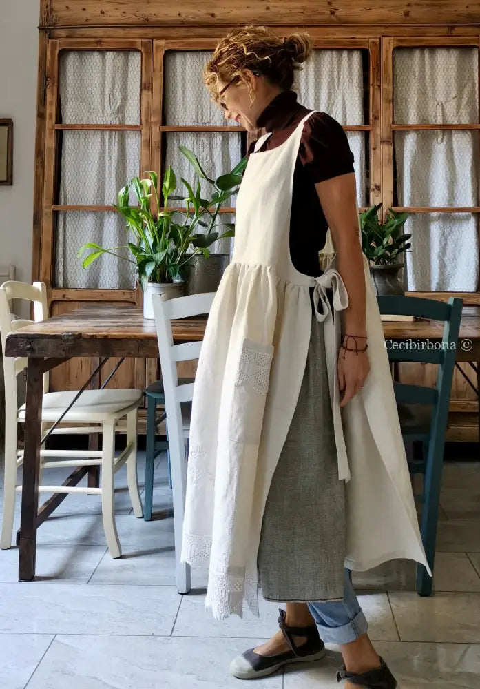 Riservato Grembiule in tessuto antico con monogramma CV e balza all’uncinetto (Ref. 05) grembiule donna tessuti antichi