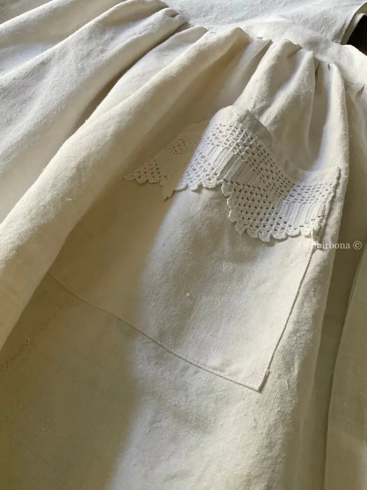 Riservato Grembiule in tessuto antico con monogramma CV e balza all’uncinetto (Ref. 05) grembiule donna tessuti antichi