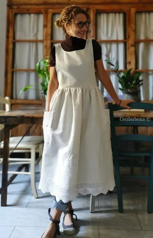 Riservato Grembiule in tessuto antico con monogramma CV e balza all’uncinetto (Ref. 05) grembiule donna tessuti antichi