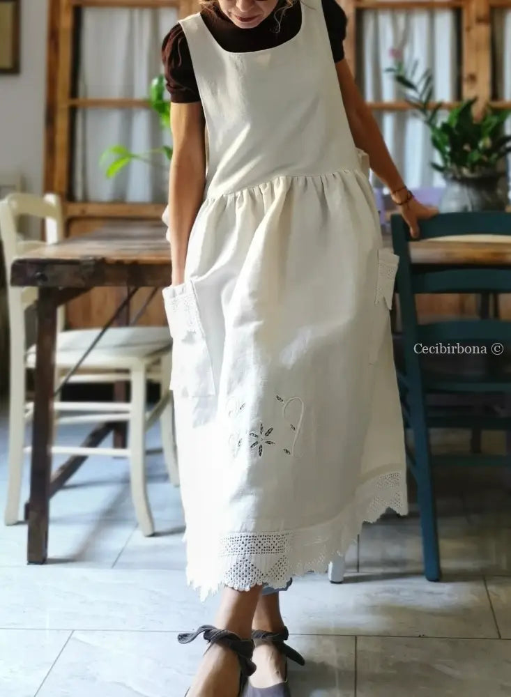 Riservato Grembiule in tessuto antico con monogramma CV e balza all’uncinetto (Ref. 05) grembiule donna tessuti antichi