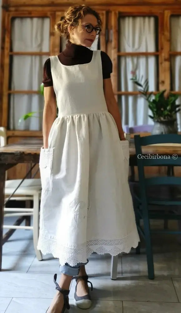 Riservato Grembiule in tessuto antico con monogramma CV e balza all’uncinetto (Ref. 05) grembiule donna tessuti antichi