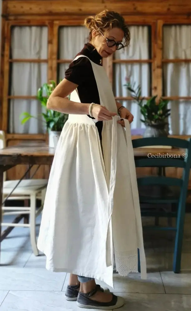 Riservato Grembiule in tessuto antico con monogramma CV e balza all’uncinetto (Ref. 05) grembiule donna tessuti antichi