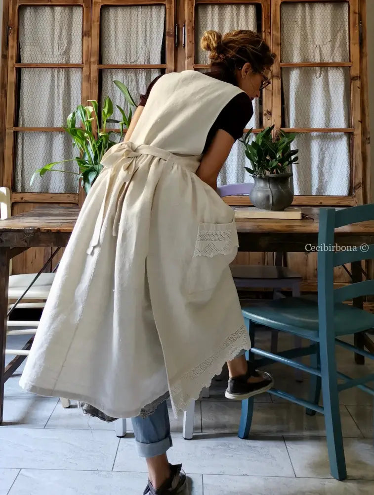 Riservato Grembiule in tessuto antico con monogramma CV e balza all’uncinetto (Ref. 05) grembiule donna tessuti antichi