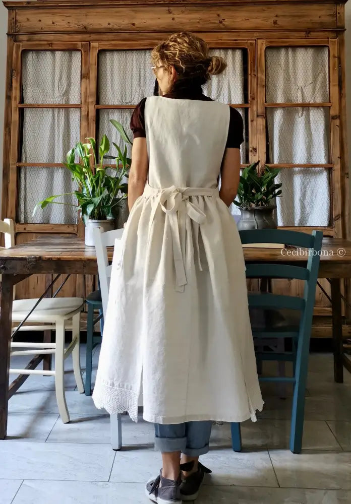 Riservato Grembiule in tessuto antico con monogramma CV e balza all’uncinetto (Ref. 05) grembiule donna tessuti antichi