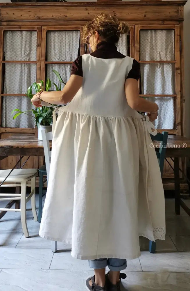 Riservato Grembiule in tessuto antico con monogramma CV e balza all’uncinetto (Ref. 05) grembiule donna tessuti antichi