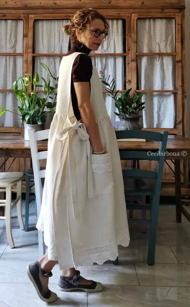 Riservato Grembiule in tessuto antico con monogramma CV e balza all’uncinetto (Ref. 05) grembiule donna tessuti antichi