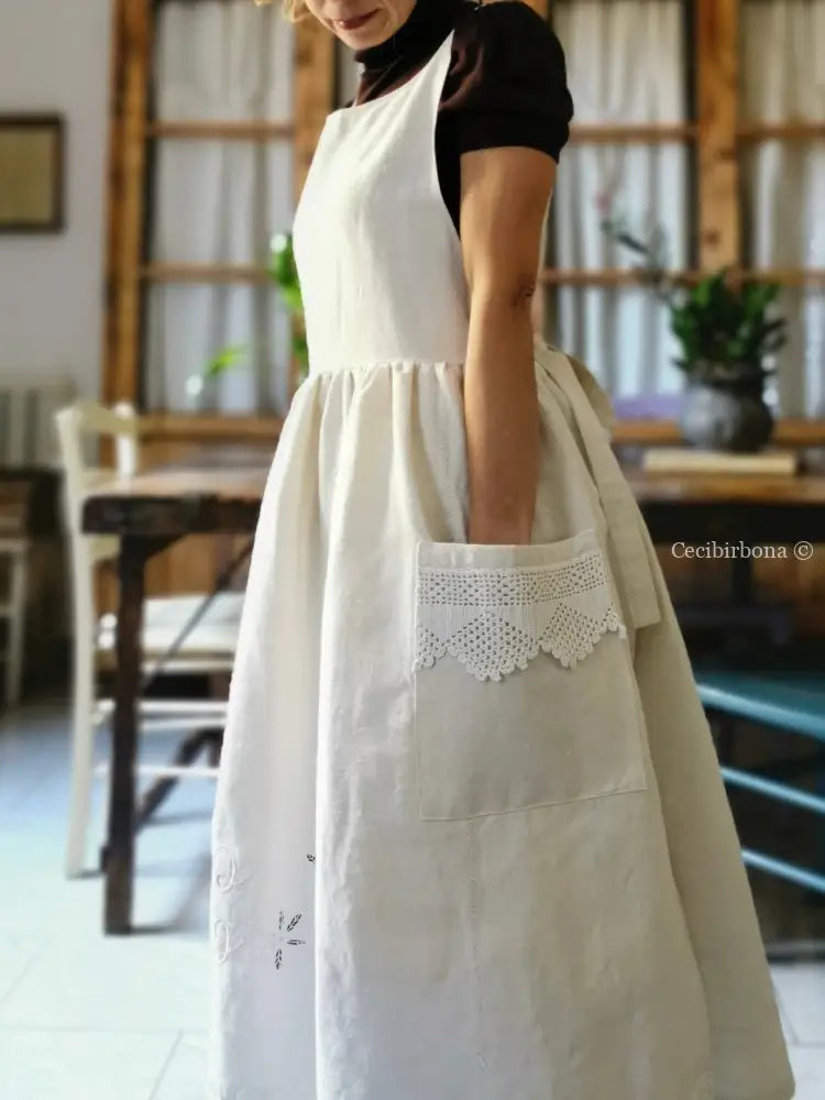 Riservato Grembiule in tessuto antico con monogramma CV e balza all’uncinetto (Ref. 05) grembiule donna tessuti antichi