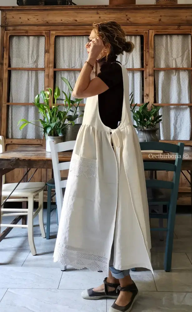 Riservato Grembiule in tessuto antico con monogramma CV e balza all’uncinetto (Ref. 05) grembiule donna tessuti antichi