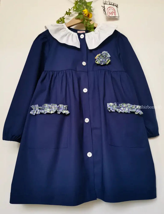Riservato il grembiulino blu con fiore e rouches e colletto pierrot per scuola primaria grembiule scuola bimba