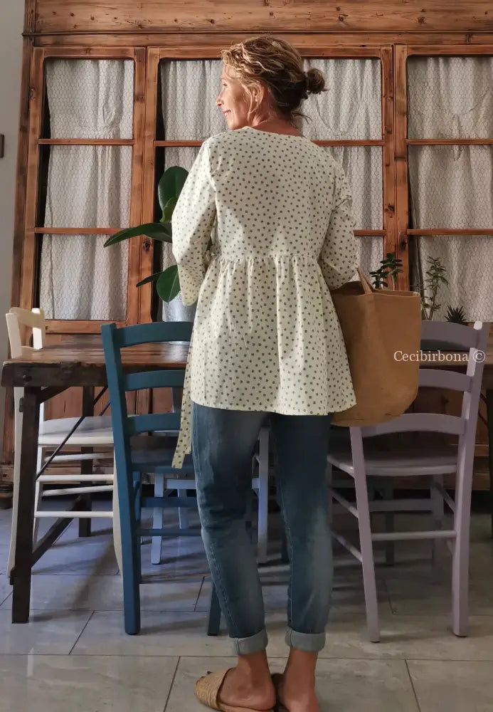 Riservato per Cri Camicia incrociata beige a fiorellini azzurri con maniche abbigliamento