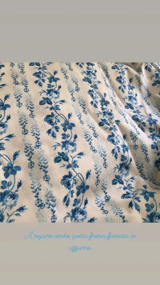 Riservato per Cri Camicia incrociata beige a fiorellini azzurri con maniche abbigliamento