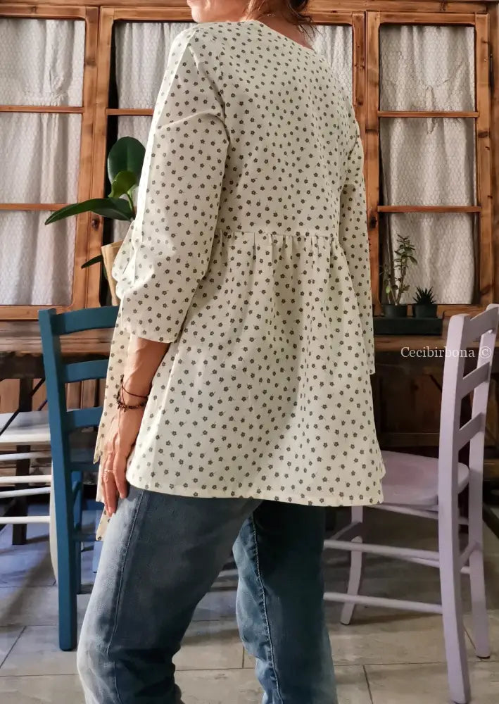 Riservato per Cri Camicia incrociata beige a fiorellini azzurri con maniche abbigliamento