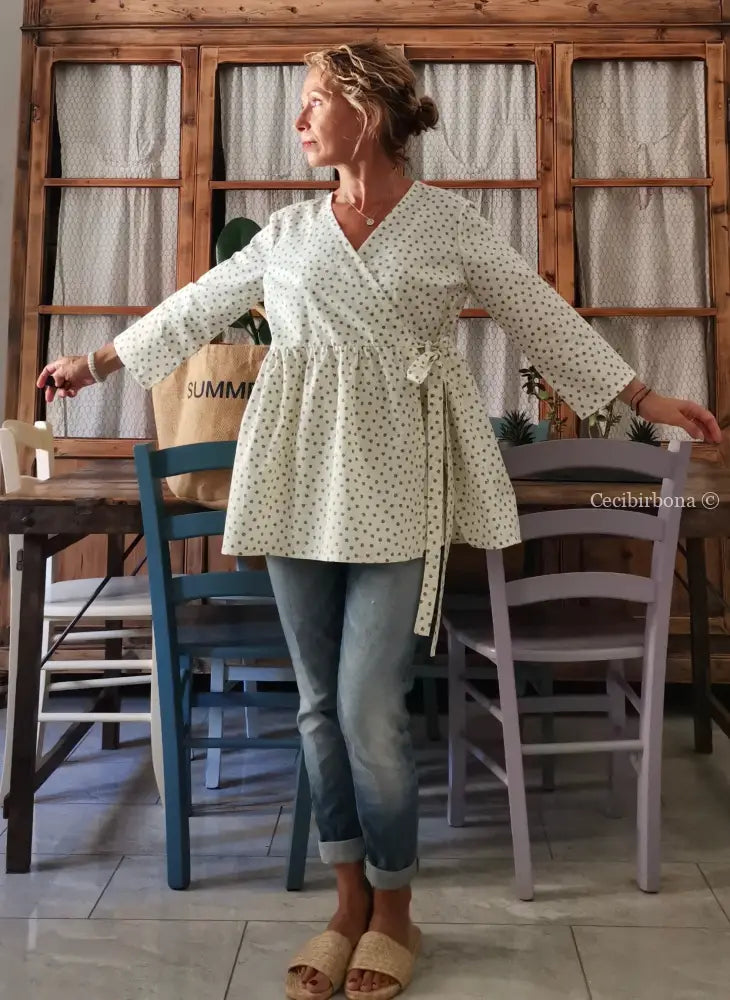 Riservato per Cri Camicia incrociata beige a fiorellini azzurri con maniche abbigliamento