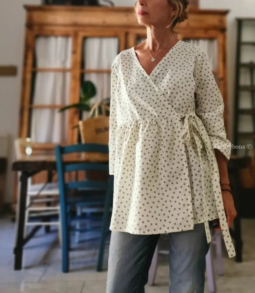 Riservato per Cristina Camicia incrociata beige a fiorellini con maniche abbigliamento