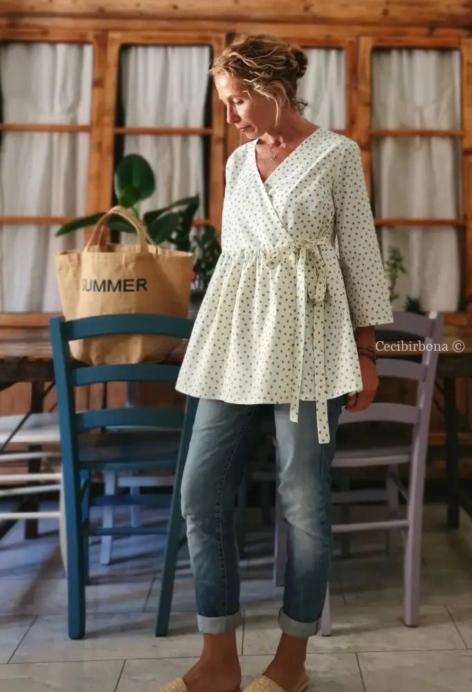 Riservato per Cristina Camicia incrociata beige a fiorellini con maniche abbigliamento