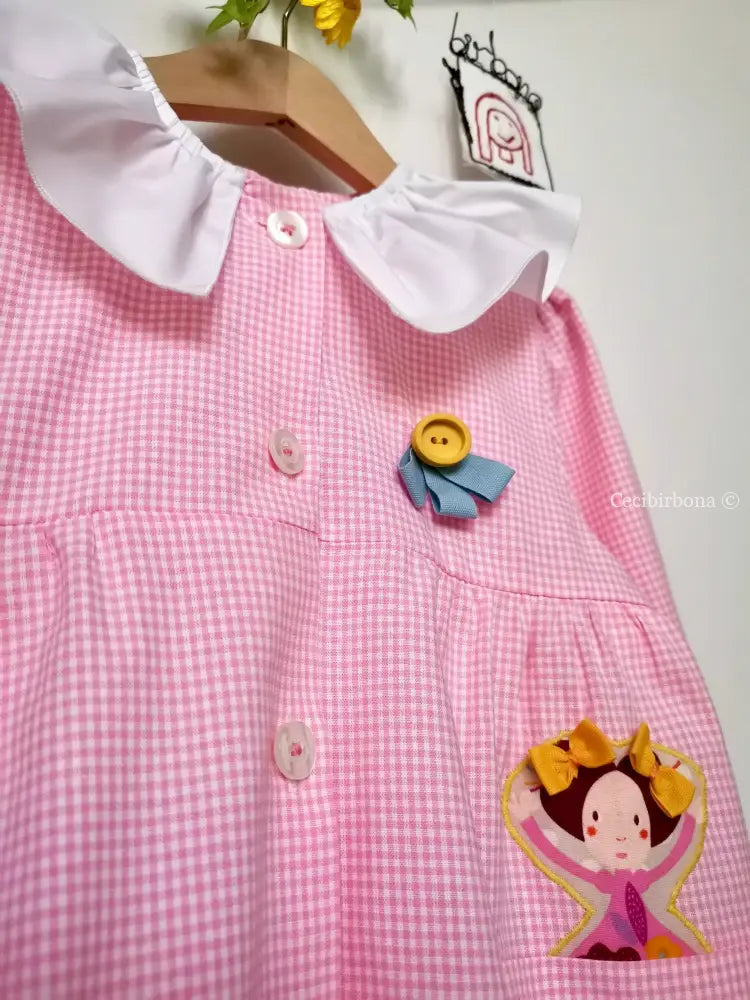 Riservato per Giorgia Michela grembiulino con le bamboline - Grembiule a quadrettini rosa per asilo con colletto