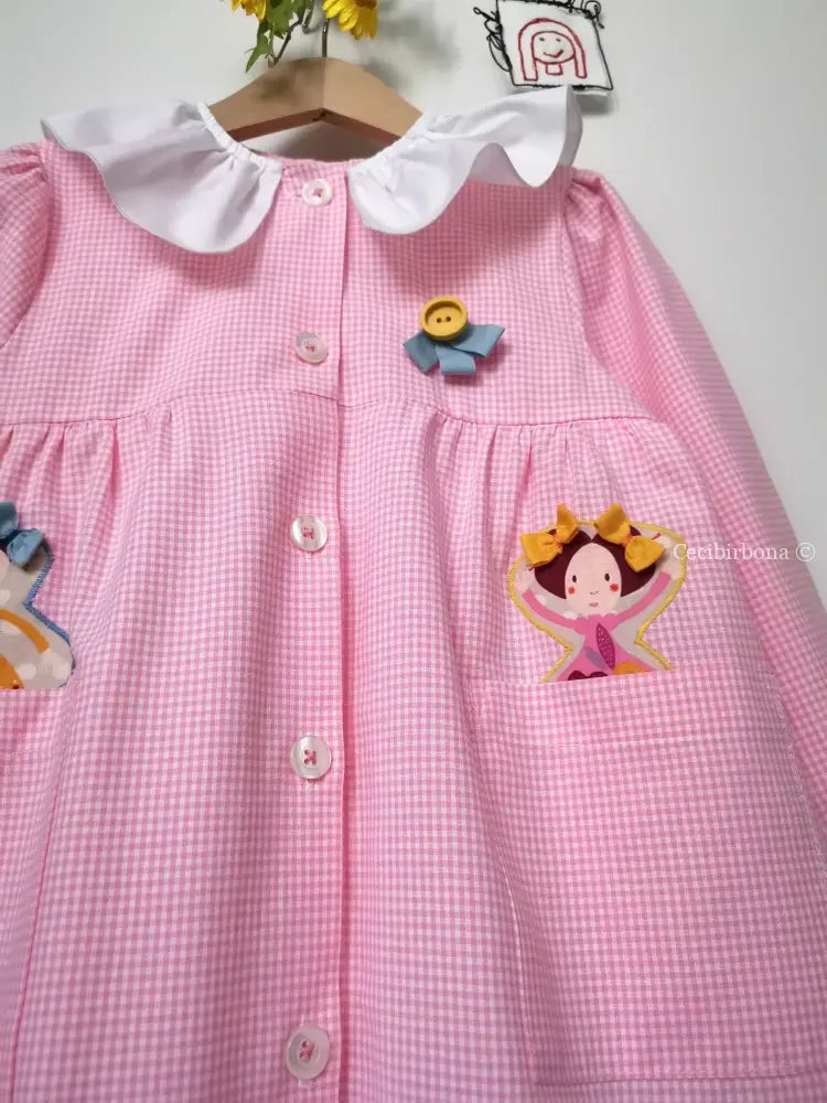 Riservato per Giorgia Michela grembiulino con le bamboline - Grembiule a quadrettini rosa per asilo con colletto