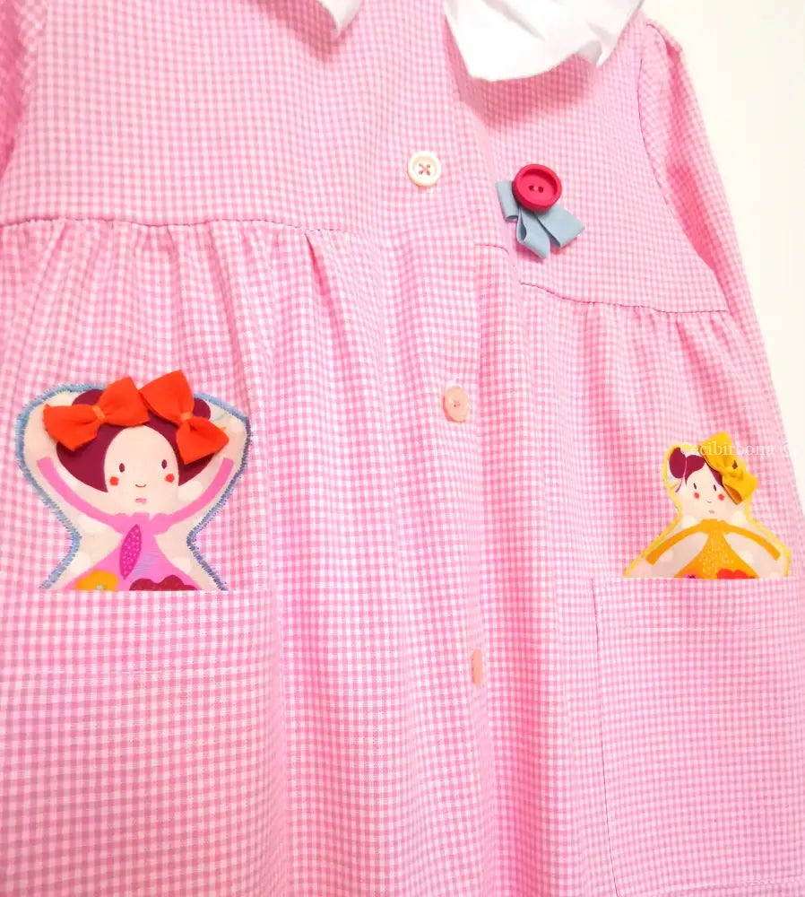 Riservato per Giorgia Michela grembiulino con le bamboline - Grembiule a quadrettini rosa per asilo con colletto