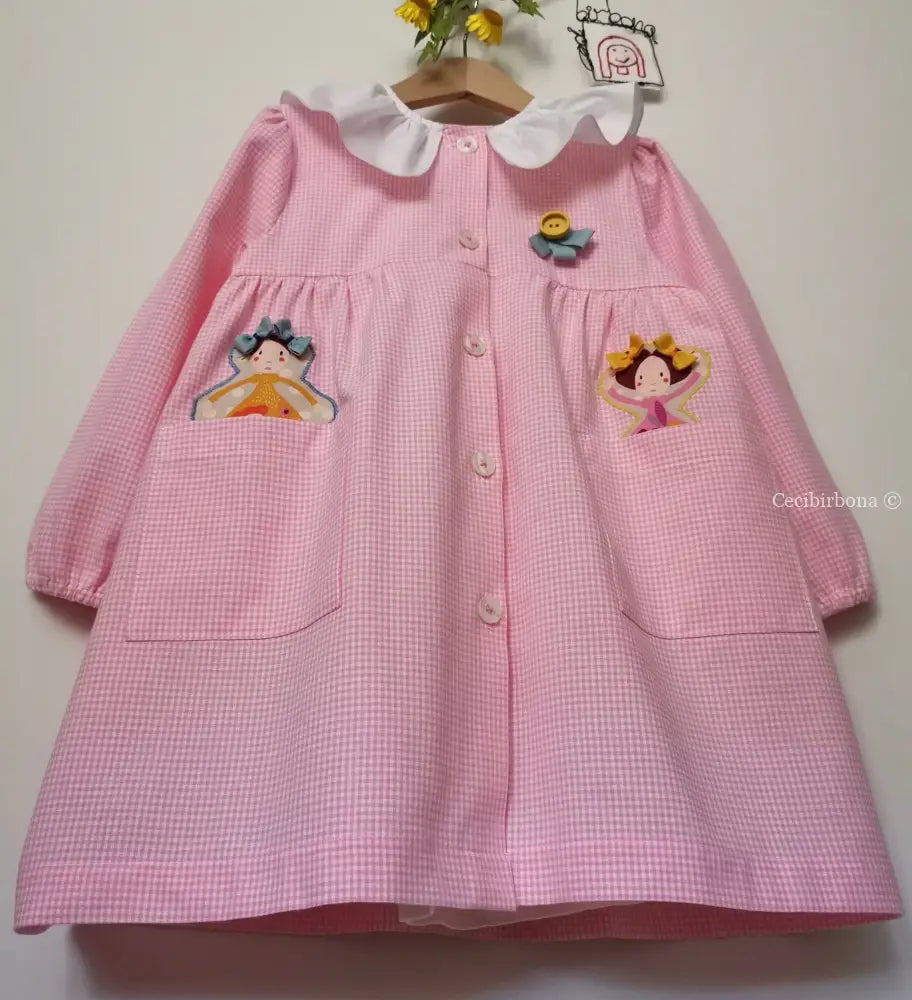 Riservato per Giorgia Michela grembiulino con le bamboline - Grembiule a quadrettini rosa per asilo con colletto