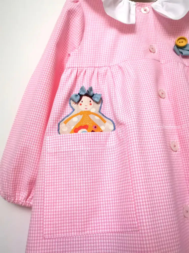 Riservato per Giorgia Michela grembiulino con le bamboline - Grembiule a quadrettini rosa per asilo con colletto