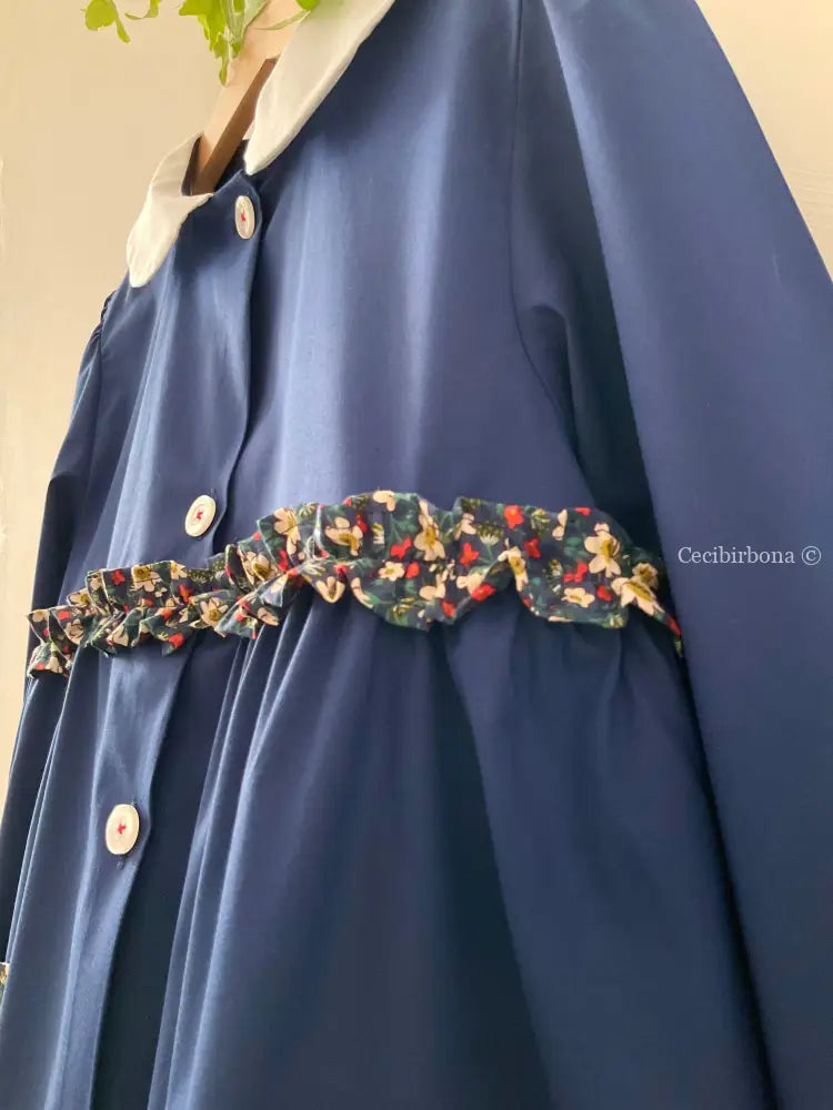 Riservato per Lavinia Il grembiulino blu con i fiori di fragole selvatiche e colletto tondo baby per scuola primaria