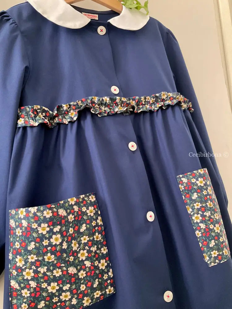 Riservato per Lavinia Il grembiulino blu con i fiori di fragole selvatiche e colletto tondo baby per scuola primaria