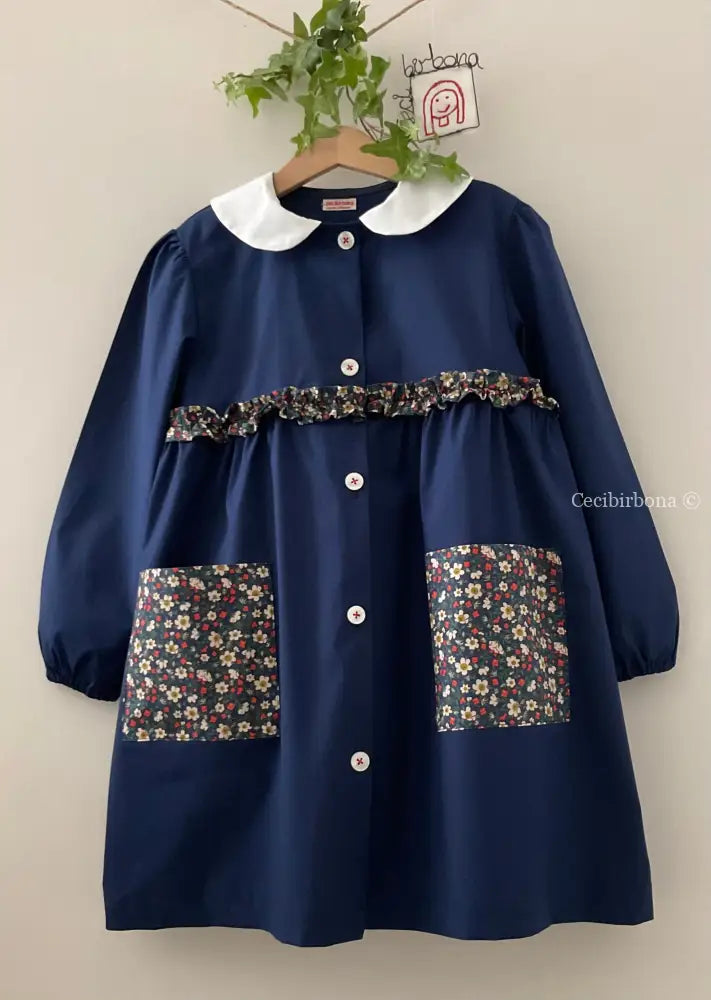 Riservato per Lavinia Il grembiulino blu con i fiori di fragole selvatiche e colletto tondo baby per scuola primaria