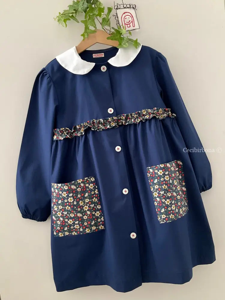 Riservato per Lavinia Il grembiulino blu con i fiori di fragole selvatiche e colletto tondo baby per scuola primaria