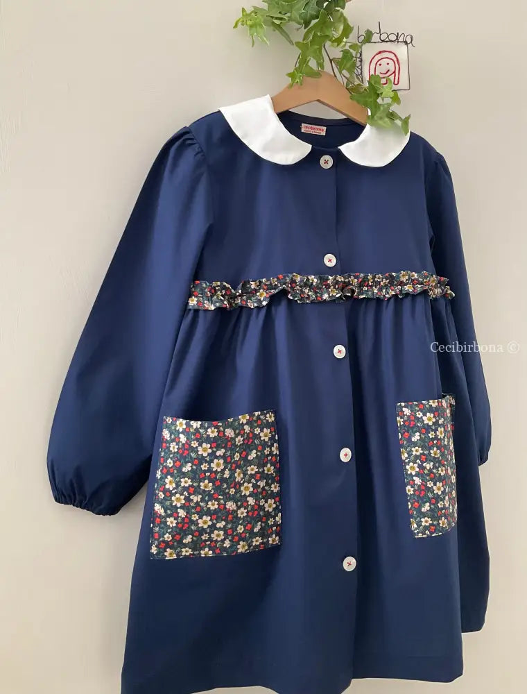 Riservato per Lavinia Il grembiulino blu con i fiori di fragole selvatiche e colletto tondo baby per scuola primaria