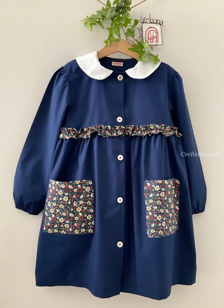 Riservato per Lavinia Il grembiulino blu con i fiori di fragole selvatiche e colletto tondo baby per scuola primaria
