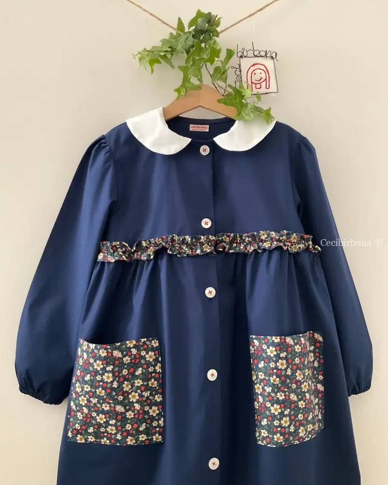 Riservato per Lavinia Il grembiulino blu con i fiori di fragole selvatiche e colletto tondo baby per scuola primaria
