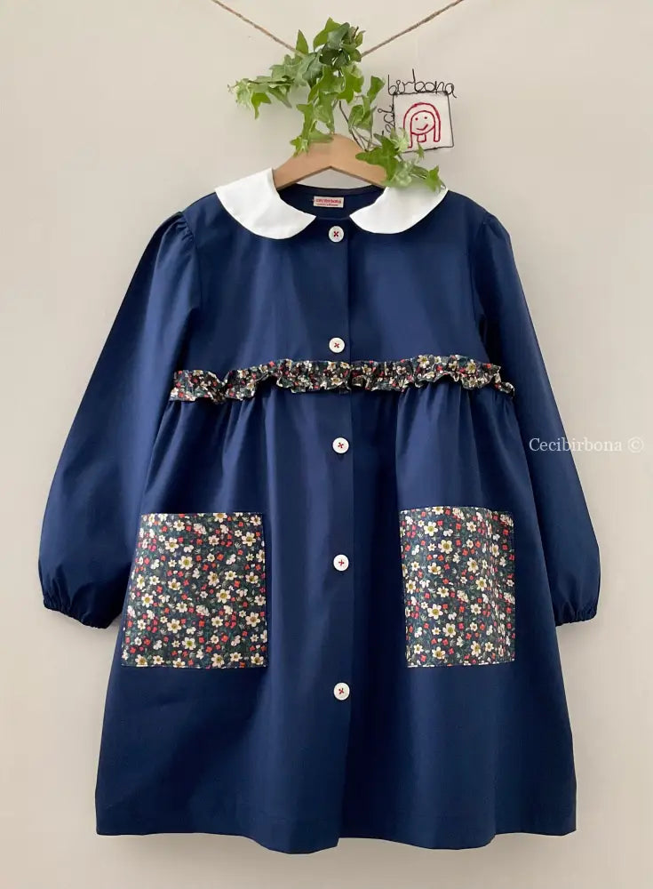 Riservato per Lavinia Il grembiulino blu con i fiori di fragole selvatiche e colletto tondo baby per scuola primaria