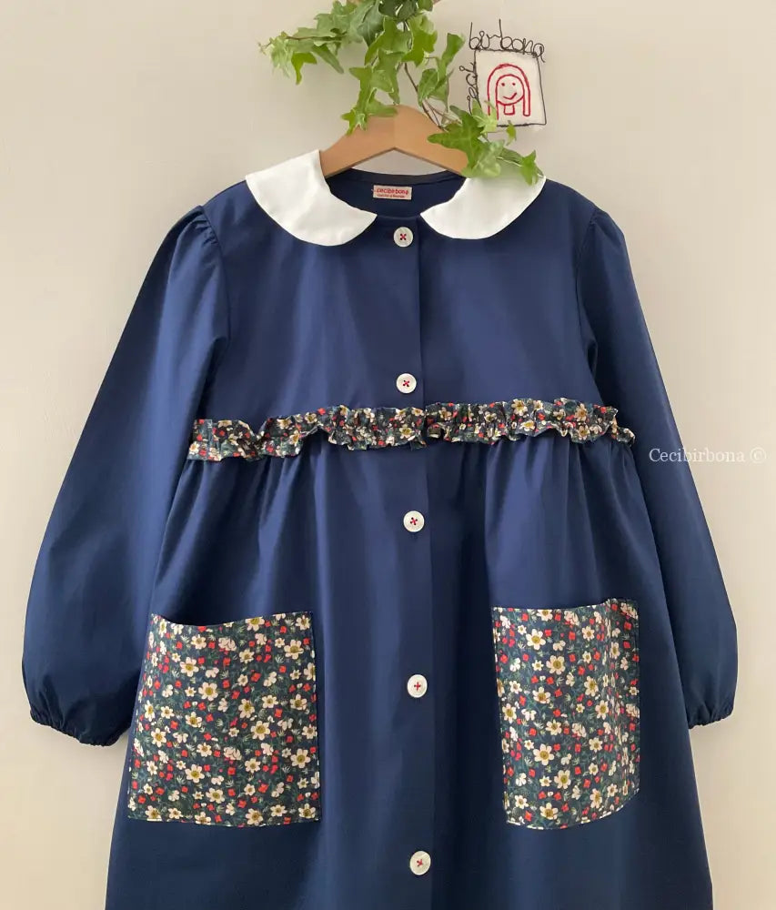 Riservato per Lavinia Il grembiulino blu con i fiori di fragole selvatiche e colletto tondo baby per scuola primaria