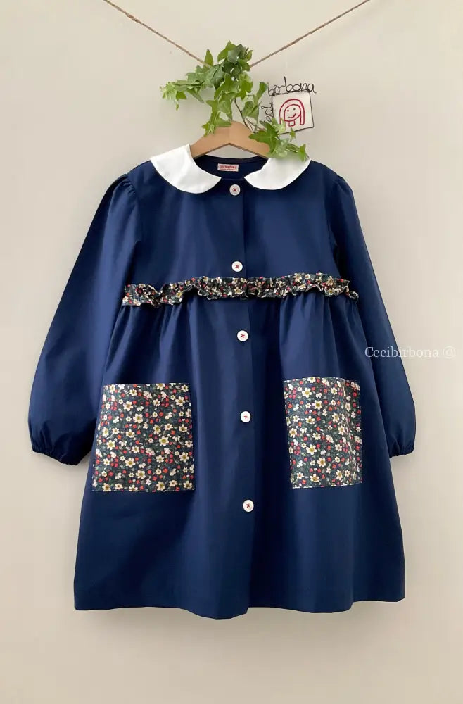 Riservato per Lavinia Il grembiulino blu con i fiori di fragole selvatiche e colletto tondo baby per scuola primaria