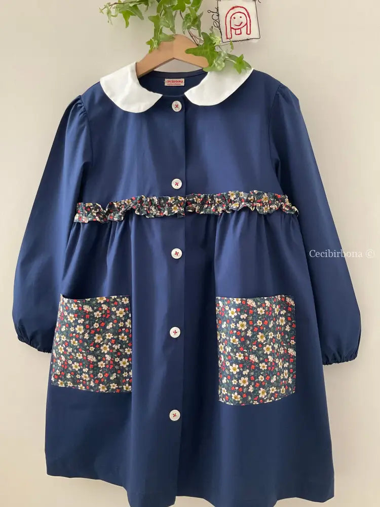 Riservato per Lavinia Il grembiulino blu con i fiori di fragole selvatiche e colletto tondo baby per scuola primaria