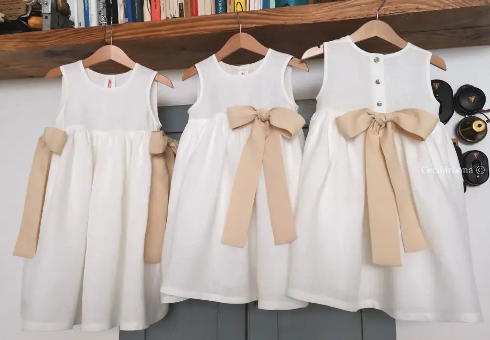 Riservato per Lia un abito in lino bianco con fiocco abito bambina