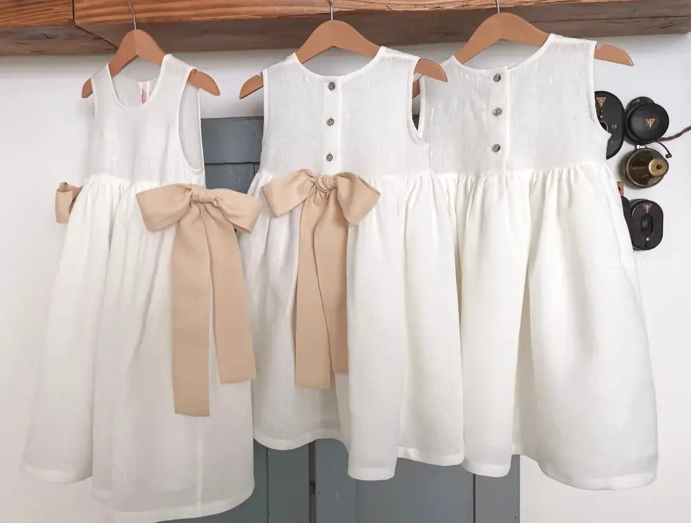 Riservato per Lia un abito in lino bianco con fiocco abito bambina