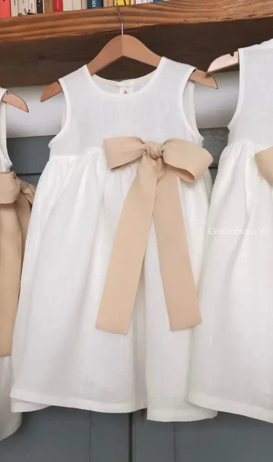 Riservato per Lia un abito in lino bianco con fiocco abito bambina