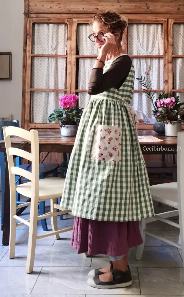 Riservato per Marianna Grembiule da cucina per donna in cotone a quadri verdi e roselline grembiule donna tessuti