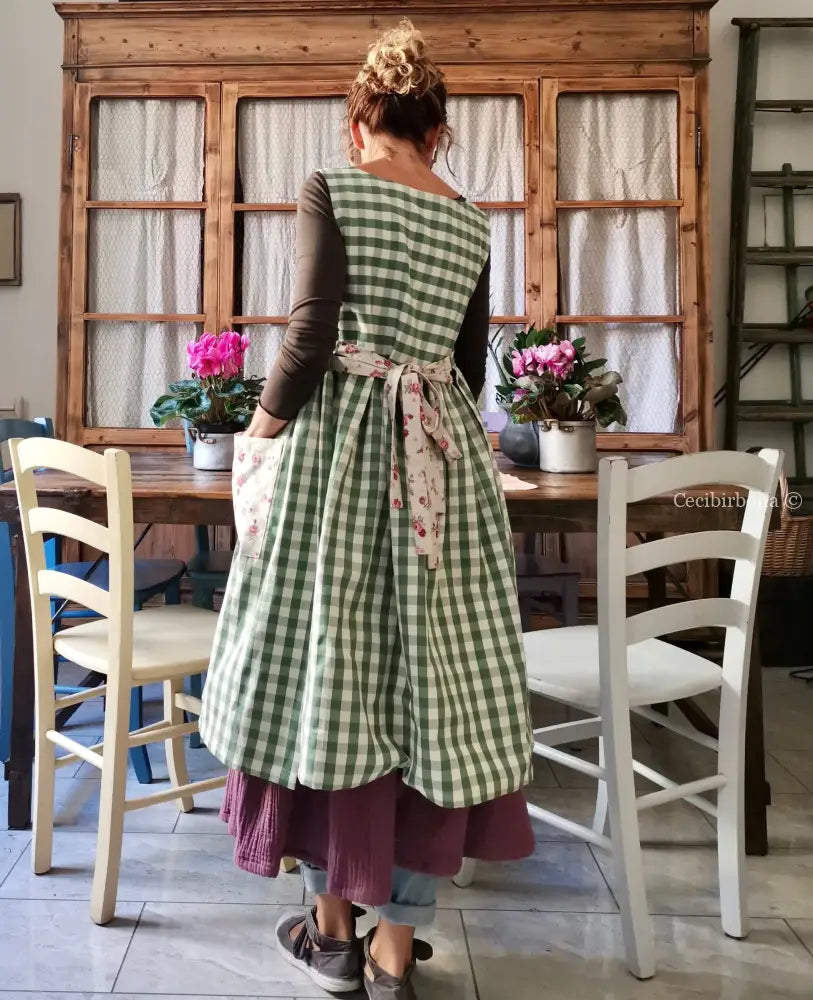 Riservato per Marianna Grembiule da cucina per donna in cotone a quadri verdi e roselline grembiule donna tessuti
