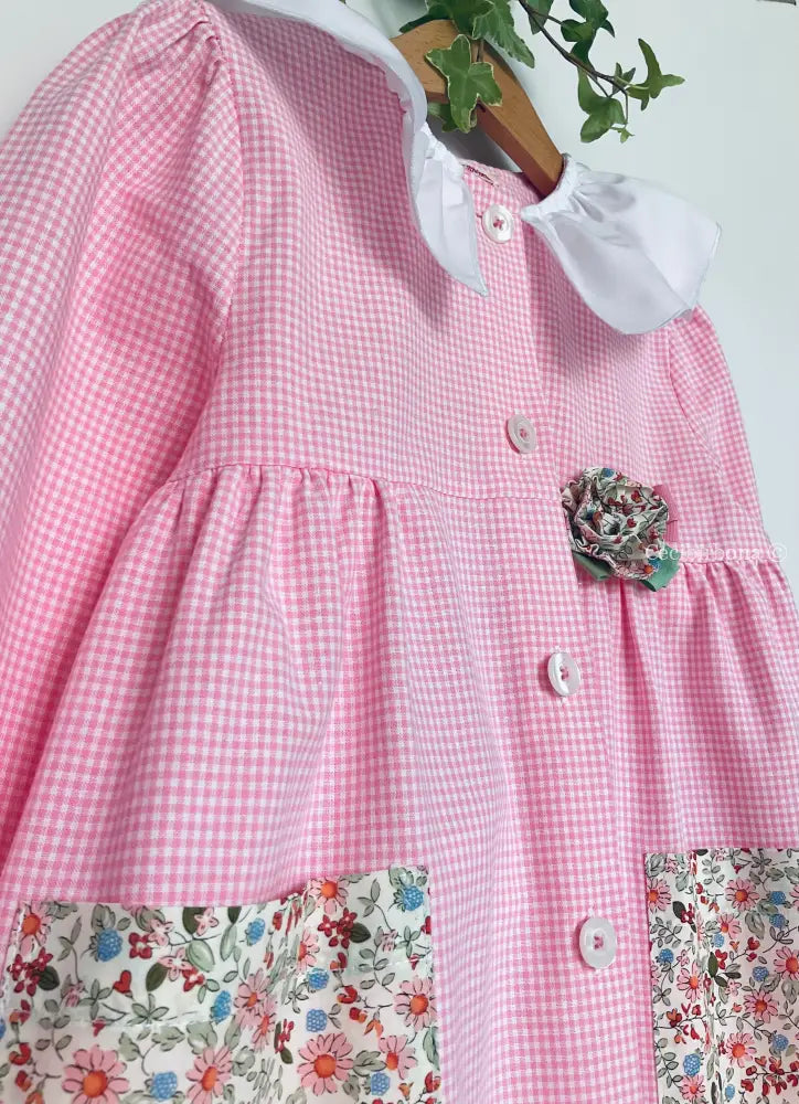 Riservato per Melody Il grembiulino dei fiori - Grembiule a quadrettini rosa per asilo con tasche a fiorellini