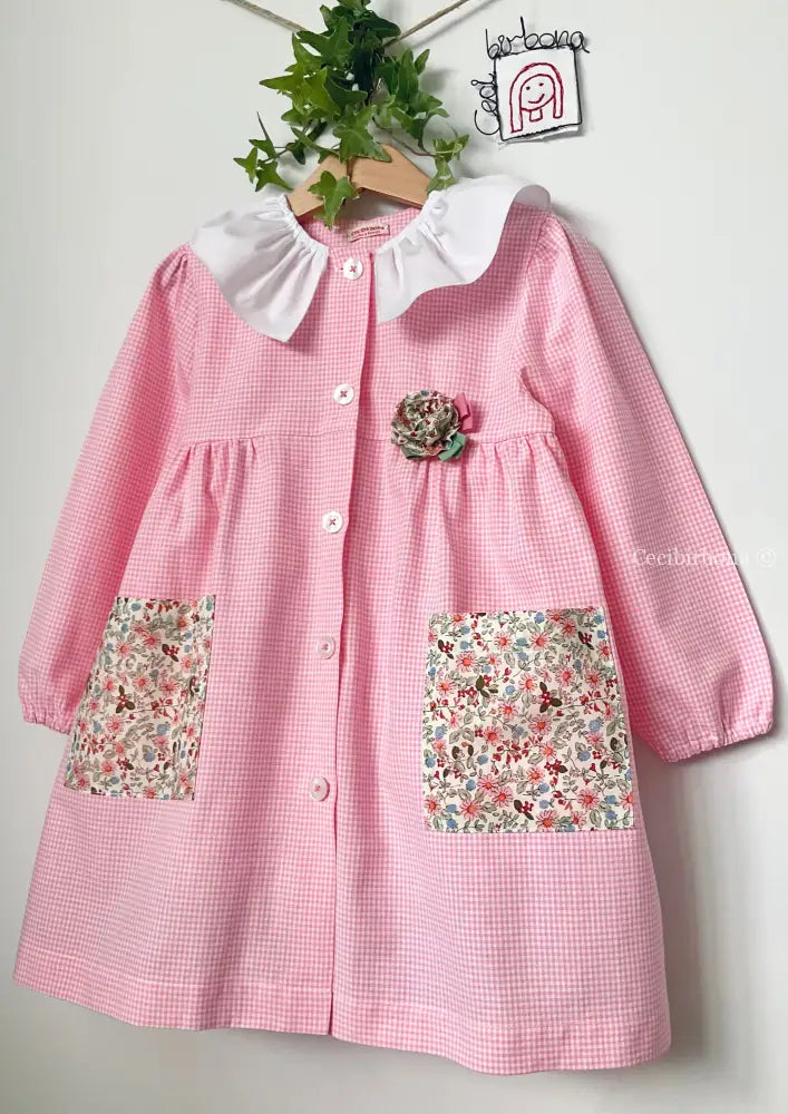 Riservato per Melody Il grembiulino dei fiori - Grembiule a quadrettini rosa per asilo con tasche a fiorellini