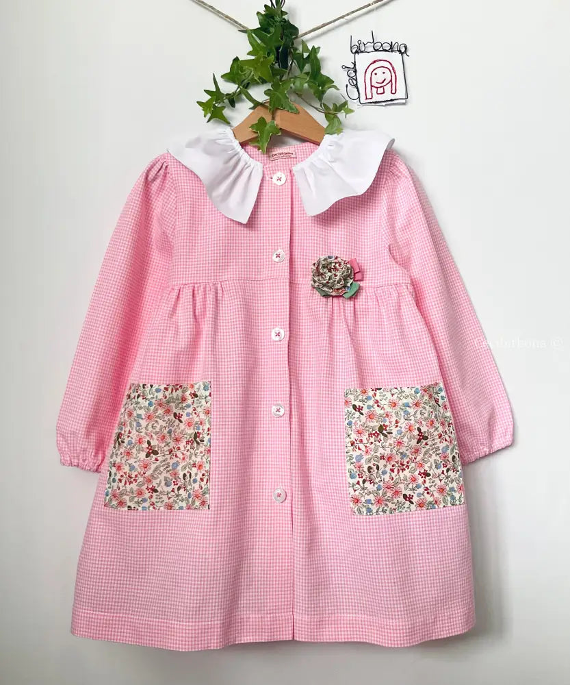 Riservato per Melody Il grembiulino dei fiori - Grembiule a quadrettini rosa per asilo con tasche a fiorellini
