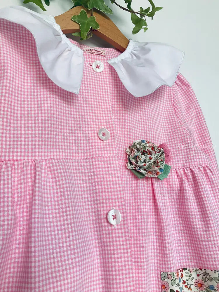 Riservato per Melody Il grembiulino dei fiori - Grembiule a quadrettini rosa per asilo con tasche a fiorellini