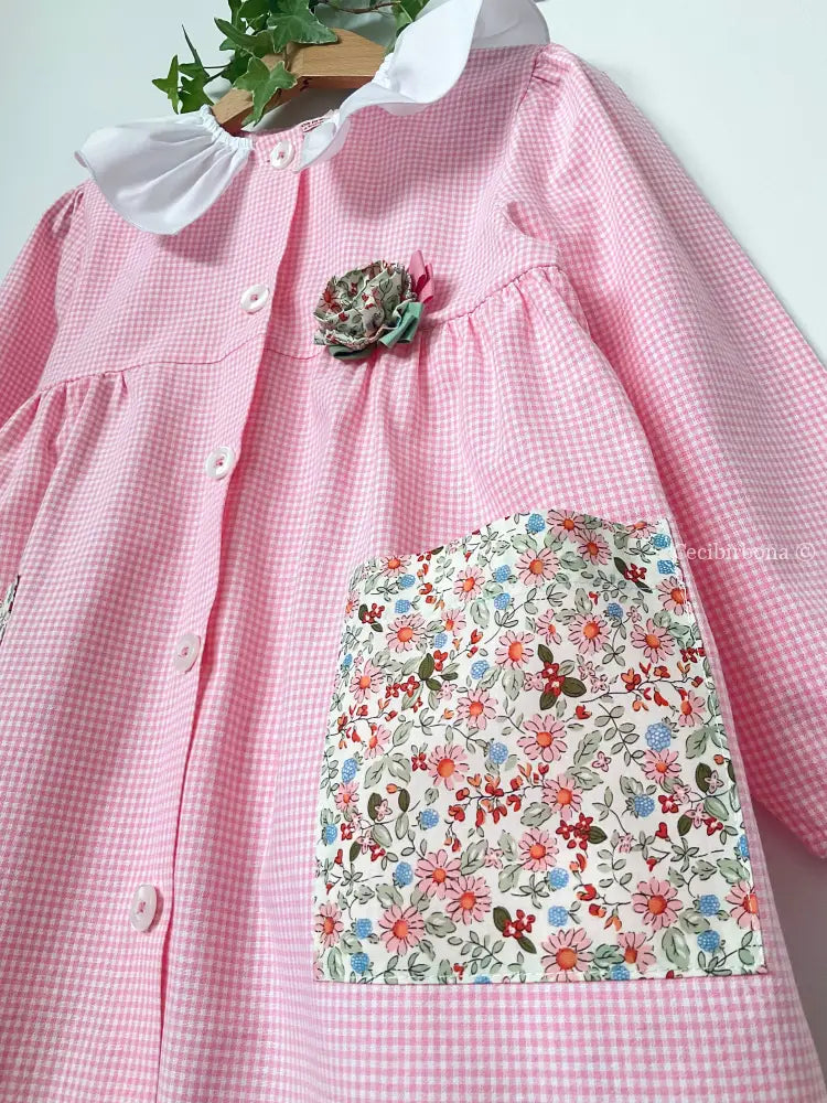Riservato per Melody Il grembiulino dei fiori - Grembiule a quadrettini rosa per asilo con tasche a fiorellini