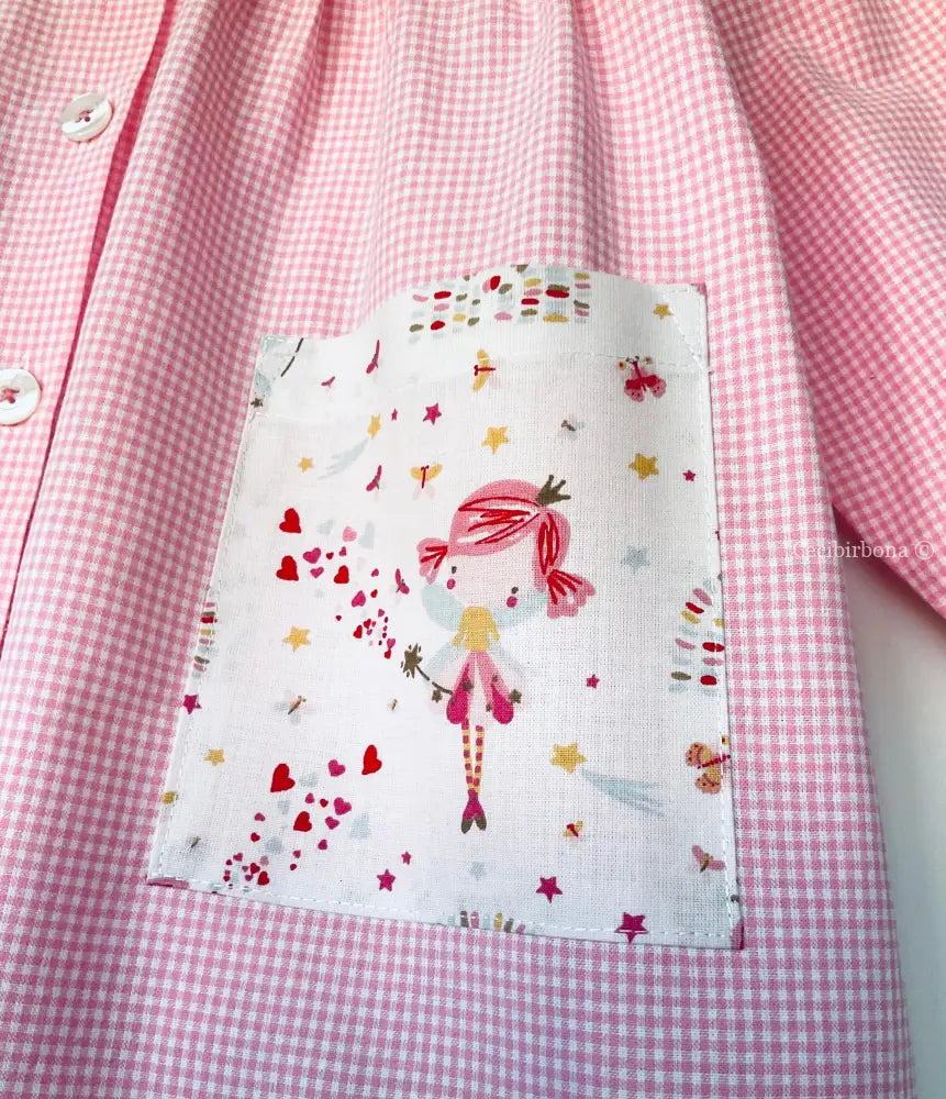 Riservato per Michela Il grembiulino con le fatine ballerine - Grembiule a quadrettini rosa per asilo con fantasia