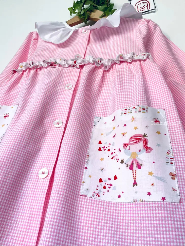 Riservato per Michela Il grembiulino con le fatine ballerine - Grembiule a quadrettini rosa per asilo con fantasia