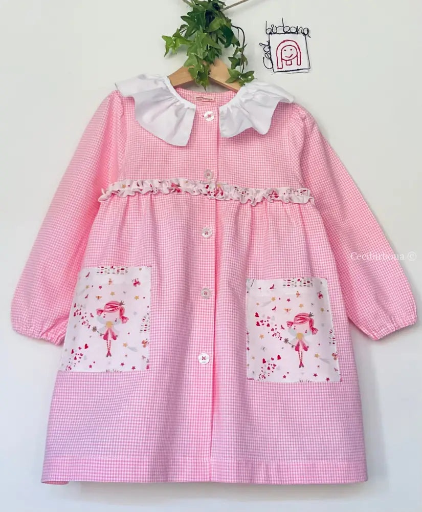 Riservato per Michela Il grembiulino con le fatine ballerine - Grembiule a quadrettini rosa per asilo con fantasia