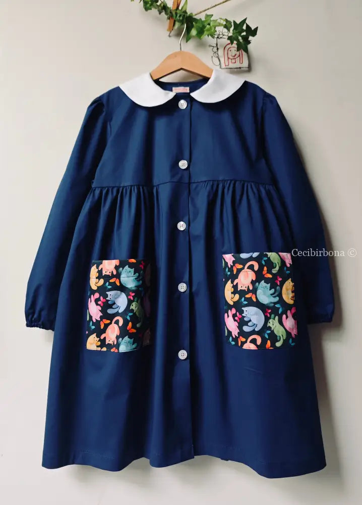 Riservato per Pamela Grembiule blu con i gattini su base scura grembiule scuola bimba